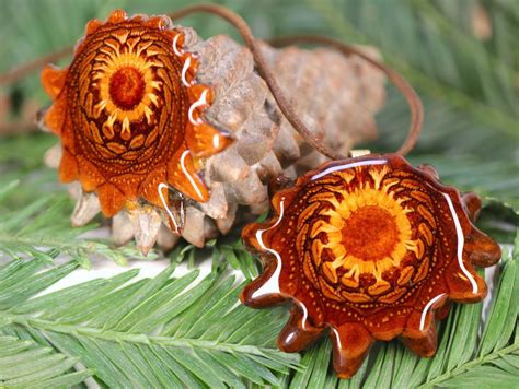 Jun 10, 2014 Located near the center of the brain, the pineal gland is a very small organ shaped like a pine cone (which is where it gets its name). . Third eye pinecone